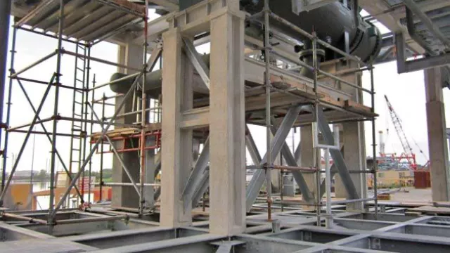 Combination of cementitious fireproofing with scaffolding support